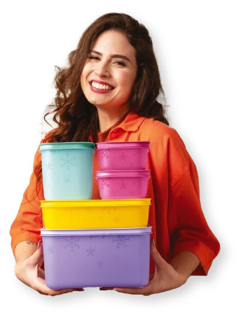 Consultora Tupperware com produtos da marca para revender