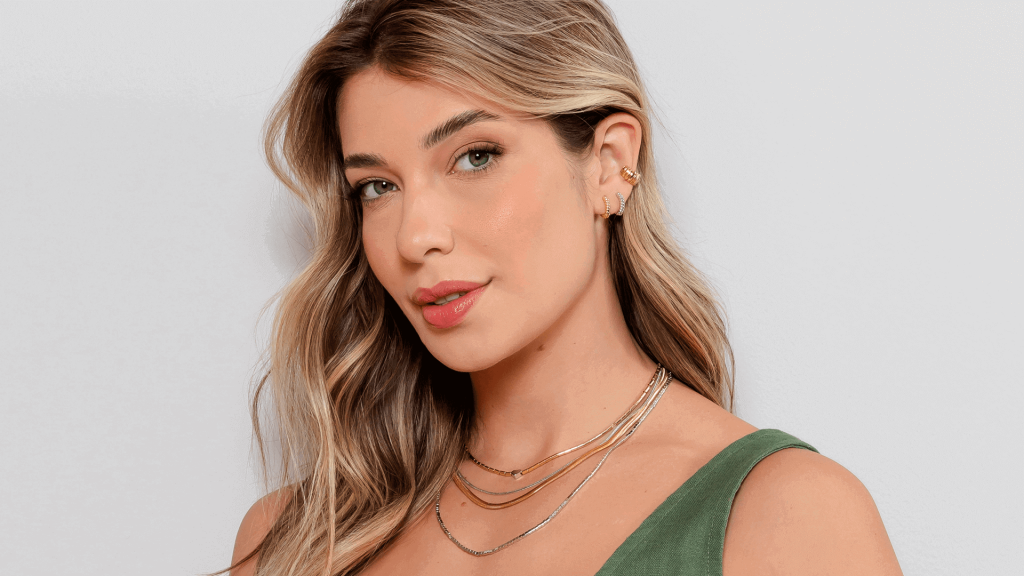 Modelo usando um mix com mistura de banho de Ouro e Ródio.
O mix contém vários colares em várias alturas. além de um duo de argolas e piercing fake.