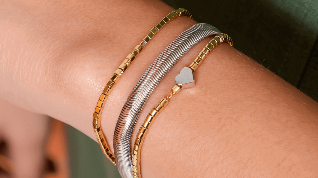 Mix de pulseira misturadas em Ouro e Ródio.
Pulseira snake, mini cubos e mini cubos com coração.