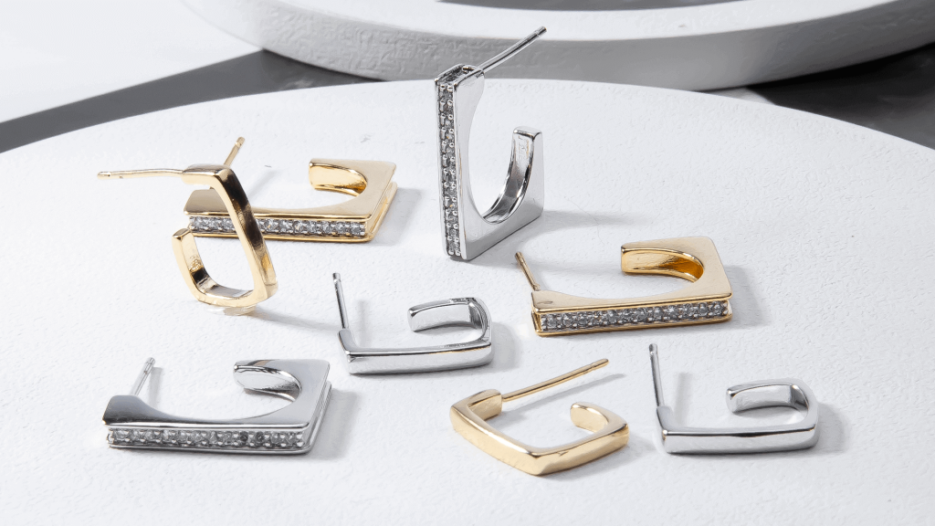 Argolas lisas e cravejadas, misturadas em Ouro e Ródio para fazer composições com vários brincos.