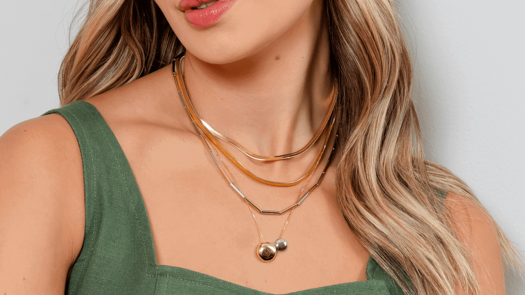 Modelo usando um mix de colares misturados no banho de ouro e ródio