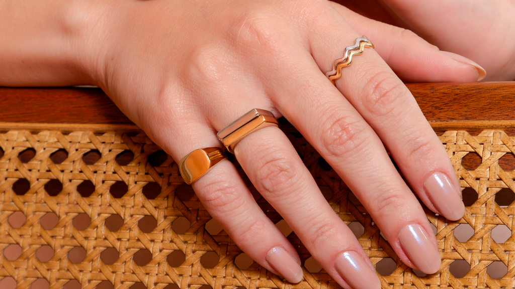 Modelo usando um mix que é mistura de anéis com vários estilos e formatos em Ouro e Ródio