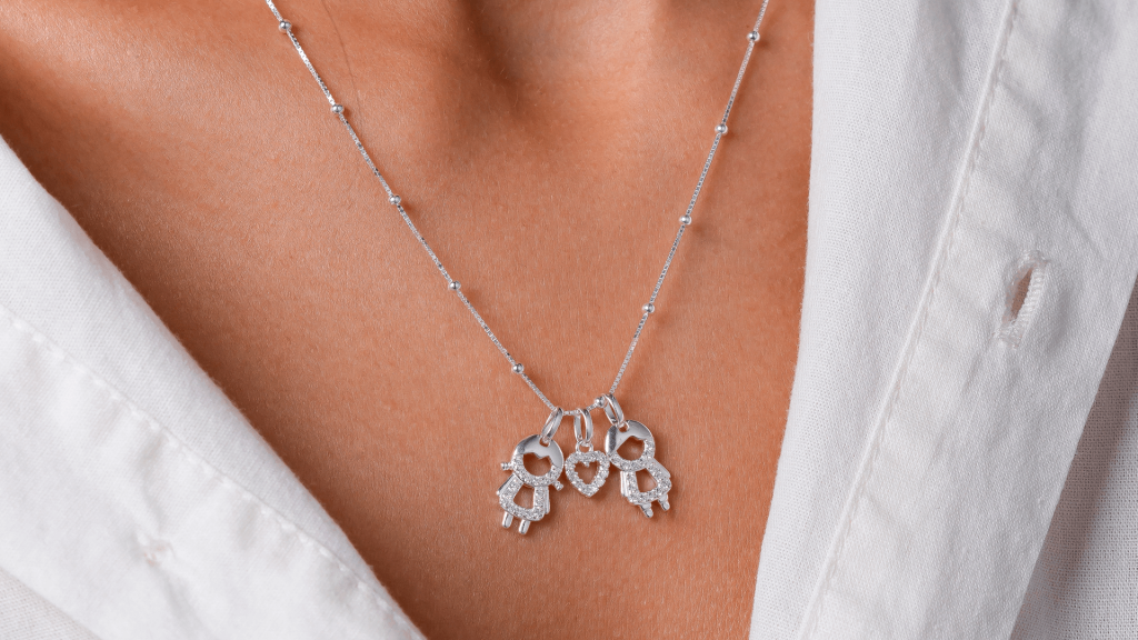 Colar de filhos e com pingentes diversos, em Prata 925, uma semijoa personalizada